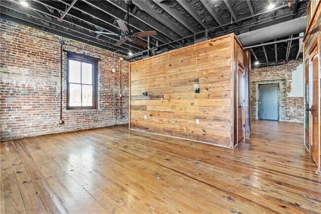 Building Photo - 558 St Francis St