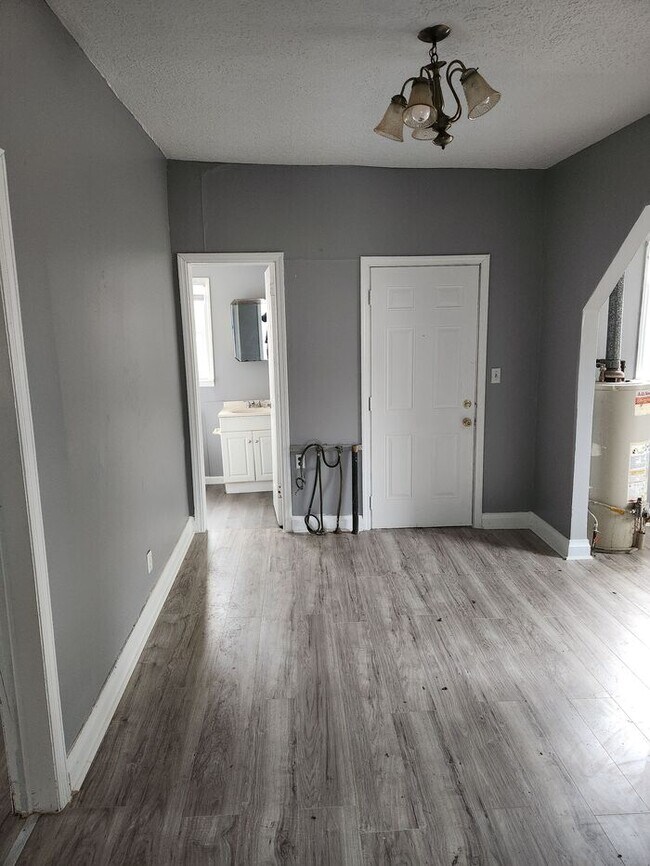 Building Photo - Spacious Ranch Home