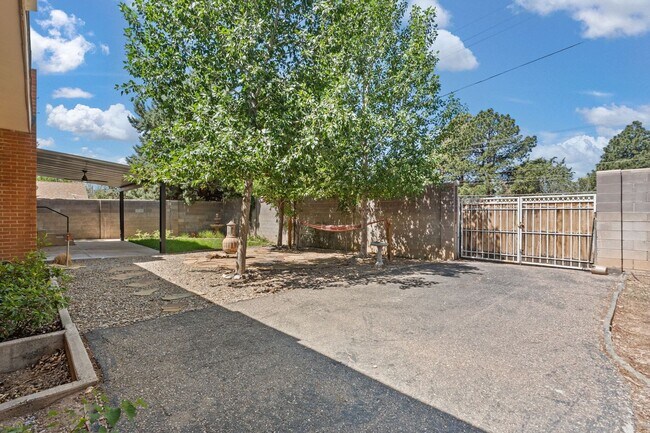 Building Photo - Large 4 Bedroom 2 Bath House