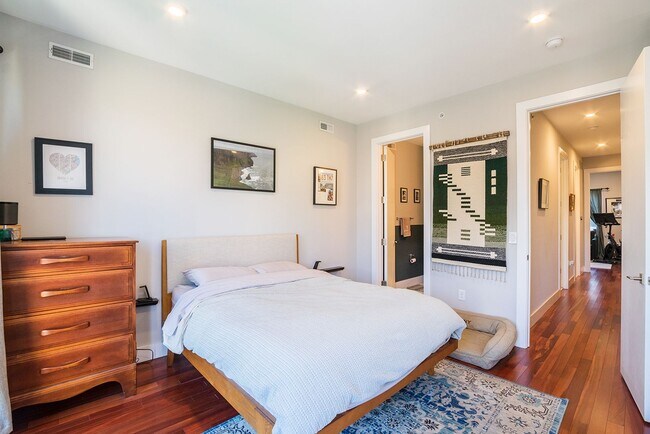 Building Photo - Two Bed Fishtown Townhouse