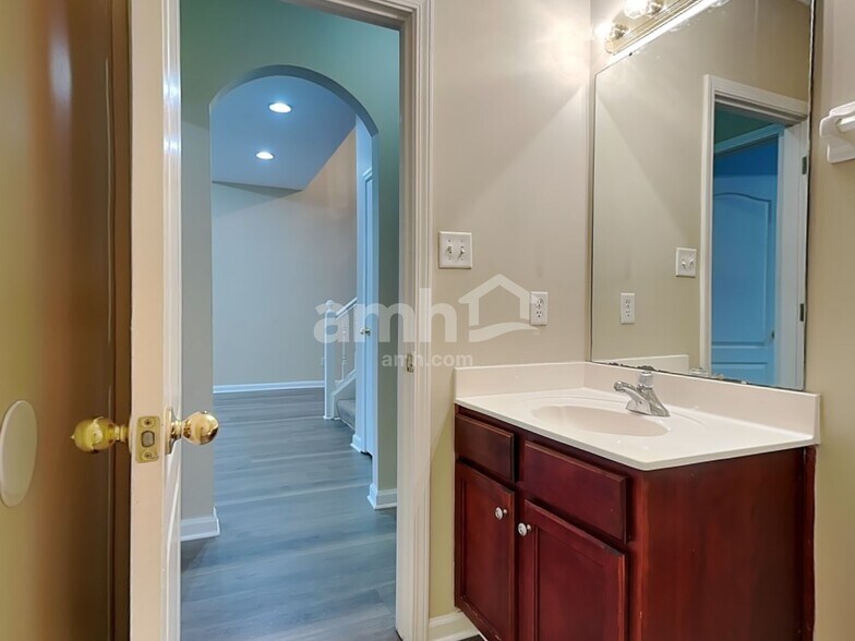 Building Photo - 10162 Lynham Dr