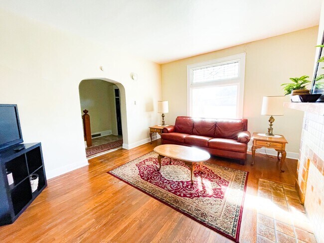 Building Photo - 433 Winton St