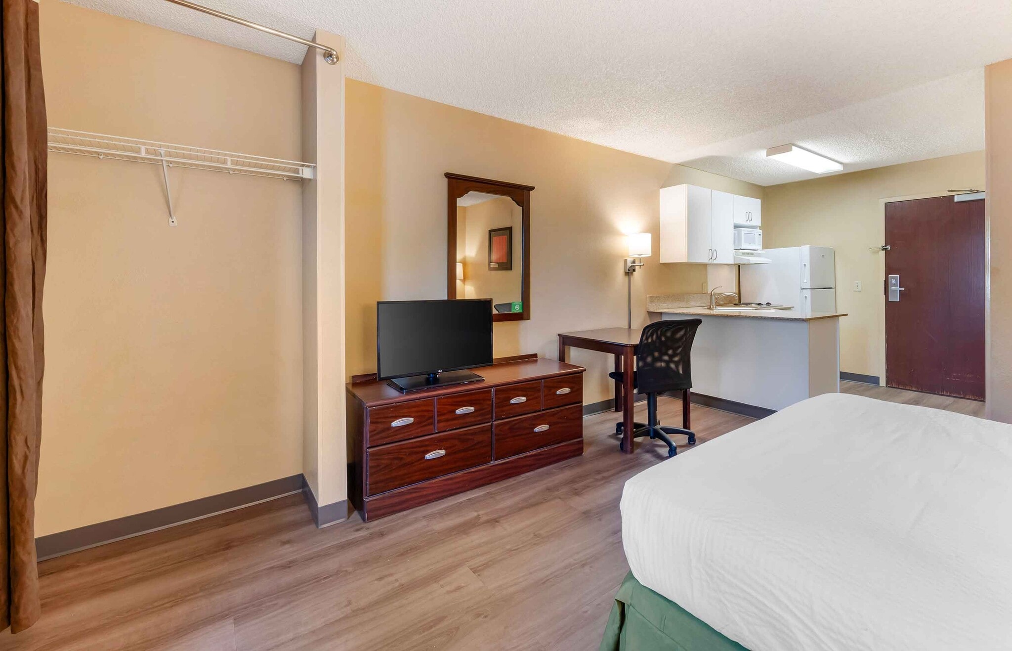 Building Photo - Furnished Studio-Los Angeles - Ontario Airport