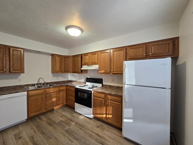 Building Photo - Large 2 Bedroom Townhouse - Burrell School District - Next to Hill Crest Country Club