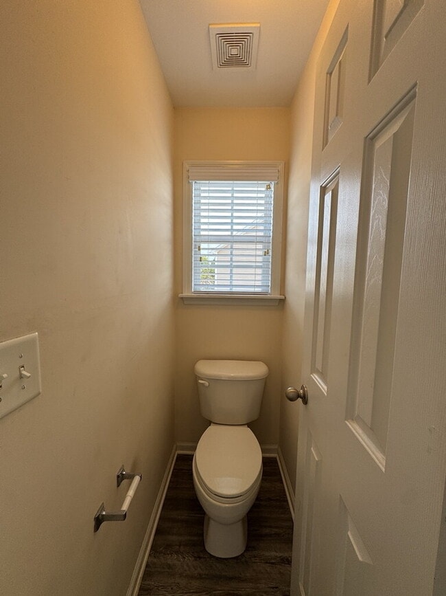 Building Photo - 200 Bonanza Dr