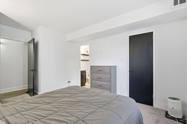 Building Photo - Beautifully Renovated 2-Bedroom Condo in the Heart of Reston!