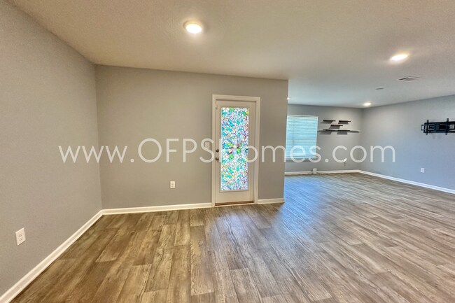 Building Photo - AVAILABLE NOW IN REDSTONE COMMONS