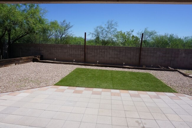 Building Photo - Great 4Bdm 2Ba single story home near U of A!