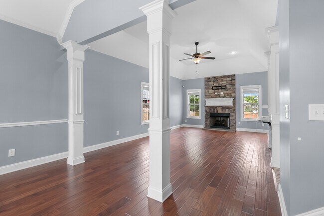 Building Photo - 3375 Cotham Ln