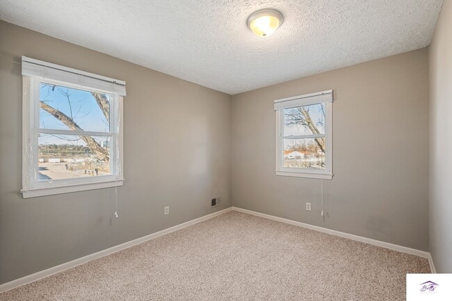 Building Photo - AVAILABLE NOW!