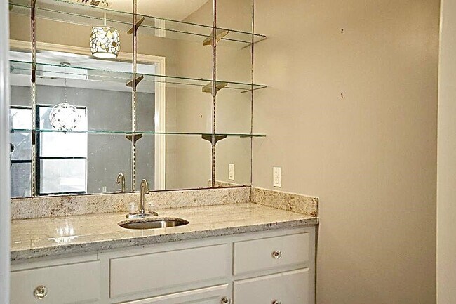 Building Photo - 16 Golf Vw Mnr