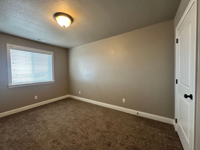 Building Photo - ** Move-in Discount** 3 Bedroom - 2.5 bathroom - in the heart of Cedar City!