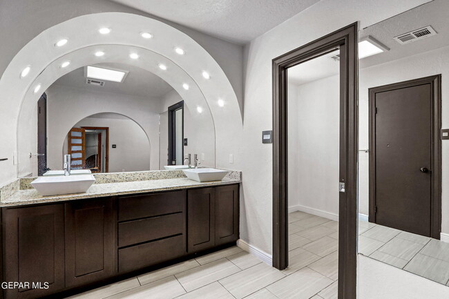 Building Photo - 5109 Memory Dr