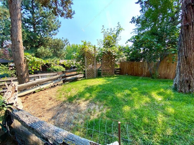 Building Photo - A Rare Find: Expansive NE Bend Home with E...