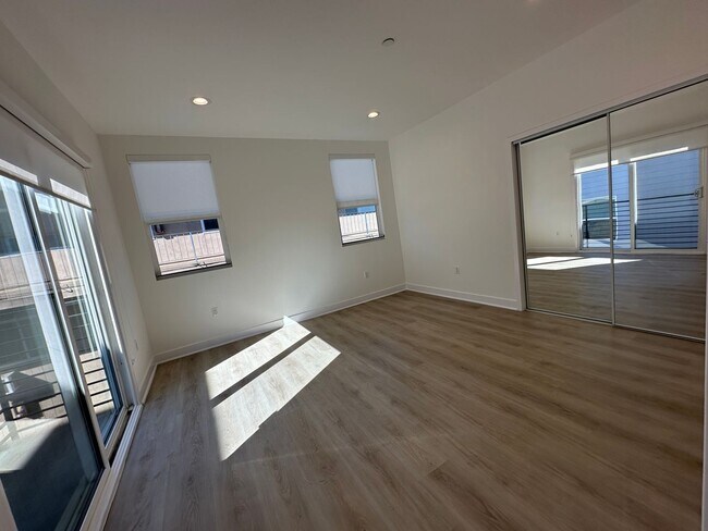Building Photo - 14248 Roscoe Blvd