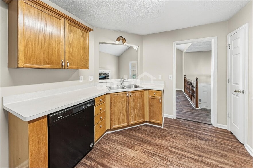 Building Photo - 624 Glendale Forest Dr