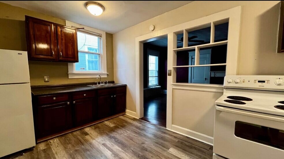 Building Photo - 857 Marshall Ave SW