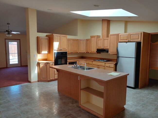 Building Photo - Quiet Neighborhood 55+Community-front landscaping included