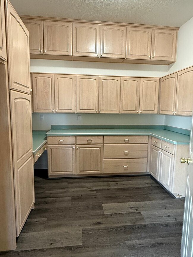 Building Photo - Spacious Redmond Estate on 14 Acres – 4,300+ Sq Ft, Pastures, 4-Car Garage