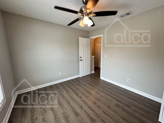 Building Photo - 3282 Oak Lake Pl