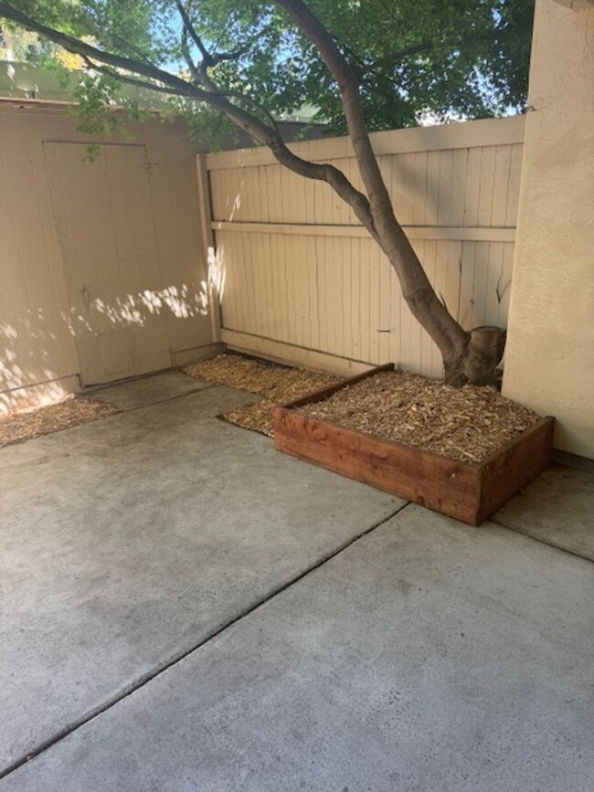 Building Photo - Lovely and Spacious 2BR 2.5BA Condo in Gre...