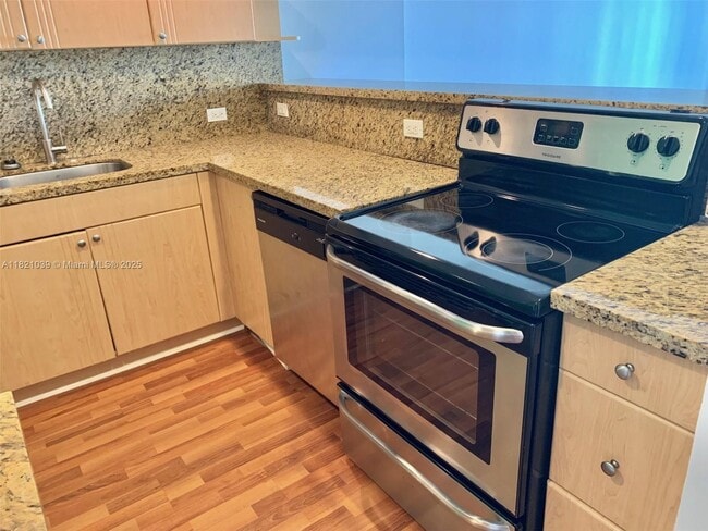 Building Photo - 100 Bayview Dr