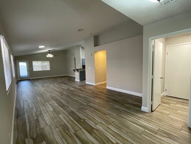 Building Photo - Single story 4br, 2bth, 2cg