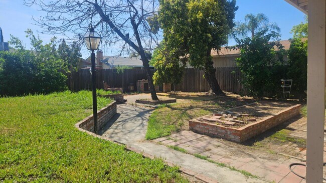 Building Photo - 92 W Gettysburg Ave