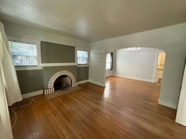 Building Photo - Cozy 2 bed 1 bath available now!