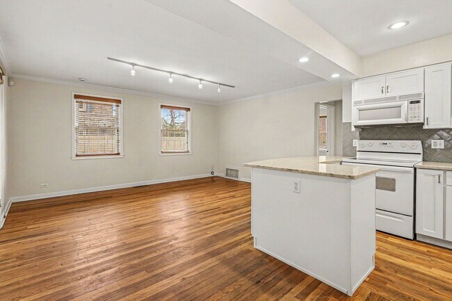 Building Photo - Charming Montclair Patio Home | 2 Bed | Private Yard