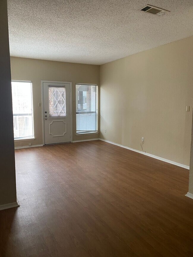 Building Photo - K242 - Croix #219