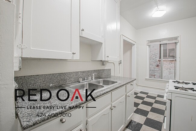 Building Photo - 427 S Grand View St