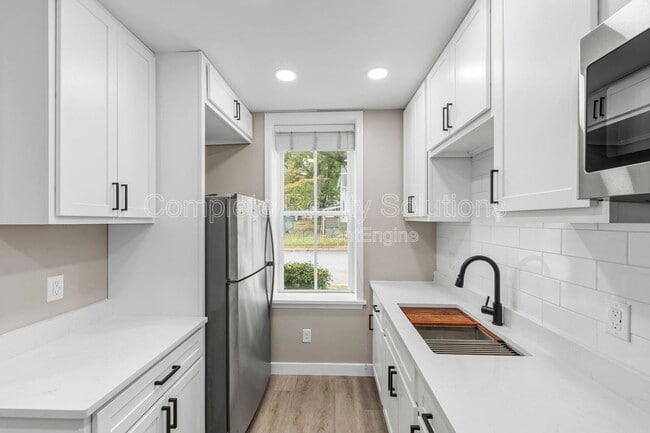 Building Photo - 620 S Benton Ave