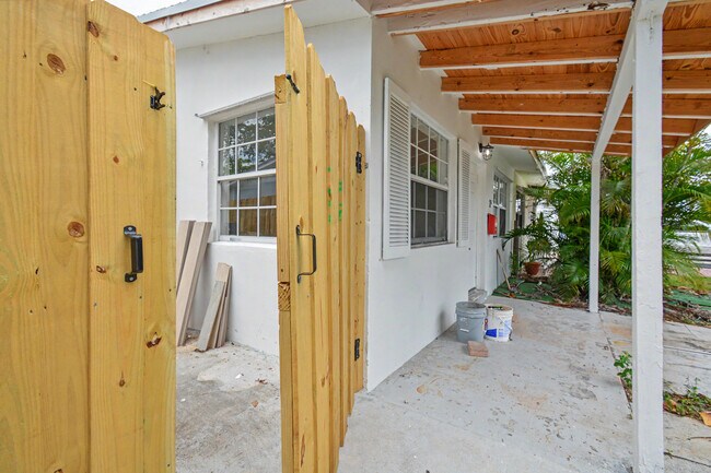 Building Photo - 411B NE 57th Ct