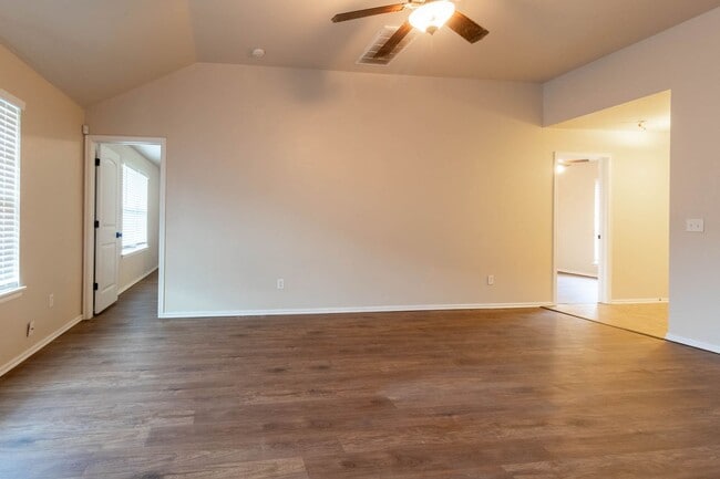 Building Photo - Spacious 2BD/2BTH Home Minutes away from Top Golf Chisholm Creek Shopping Center and Quail Spring...