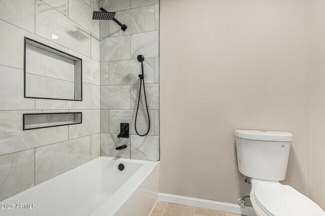 Building Photo - 10838 N 32nd Ln