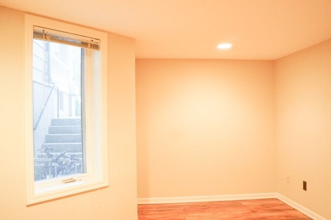 Building Photo - Beautifully Updated 2-Bed w/Condo Grade Fi...