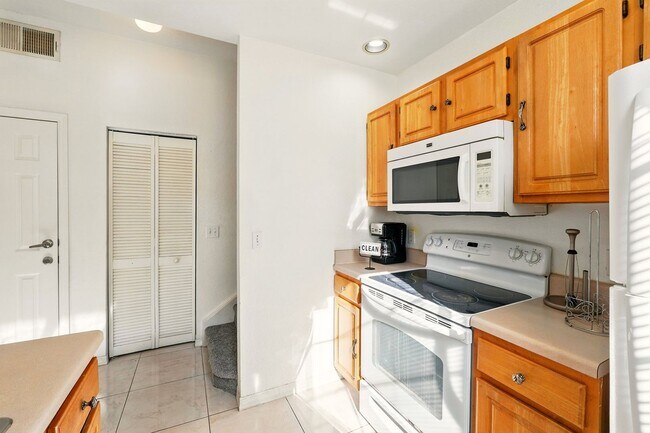 Building Photo - Charming and Spacious 4-Bedroom, 3-Bathroom Fully Furnished Townhome  in the Sought-After Venetia...