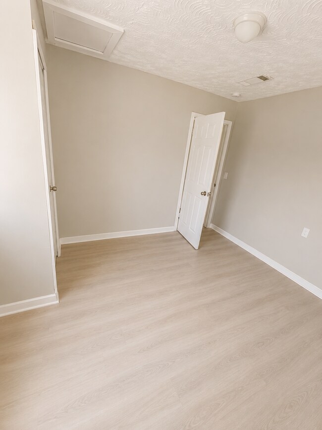 Building Photo - 401 Carver Dr