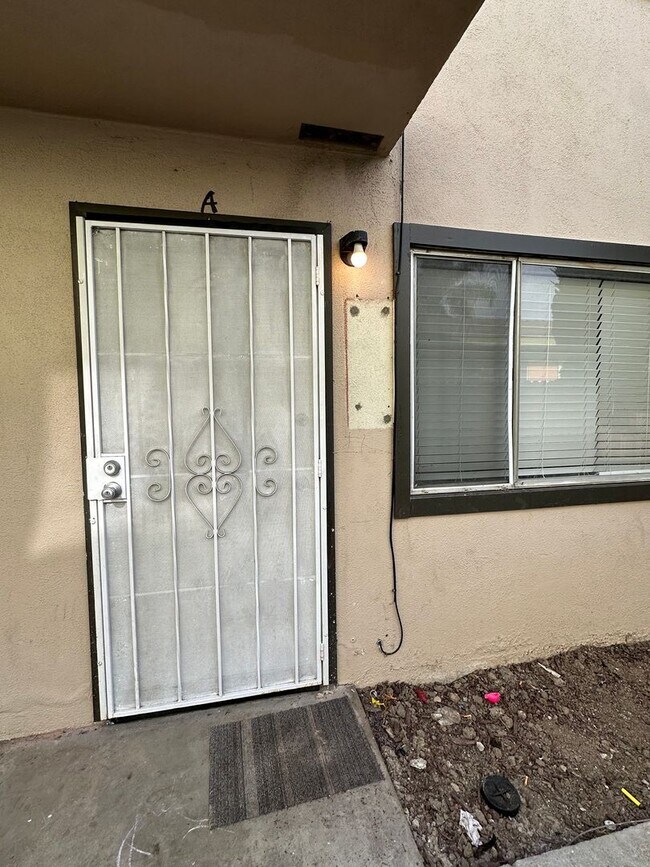 Building Photo - 2 Bedroom / 1 Bath Apartment for Rent