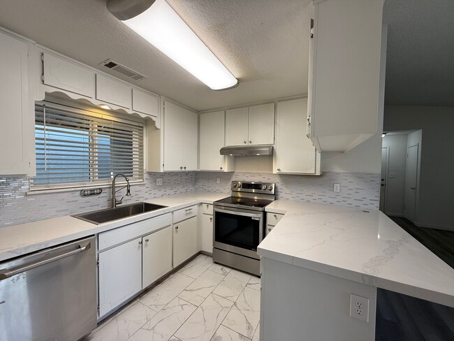 Building Photo - Two-bedroom single story in NW Modesto!
