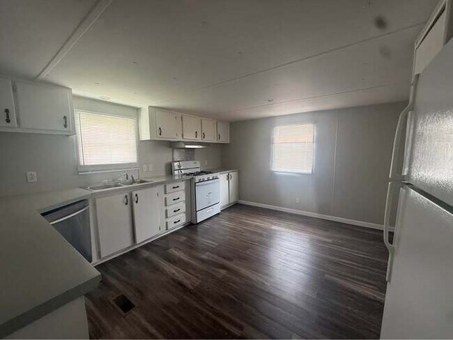 Building Photo - Home For Rent