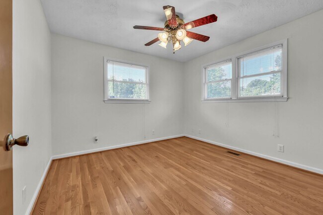 Building Photo - 504 Wren Rd