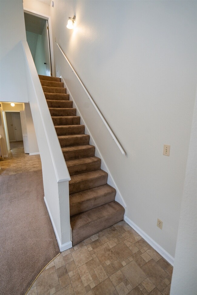 Building Photo - 2333 Parrot Ln