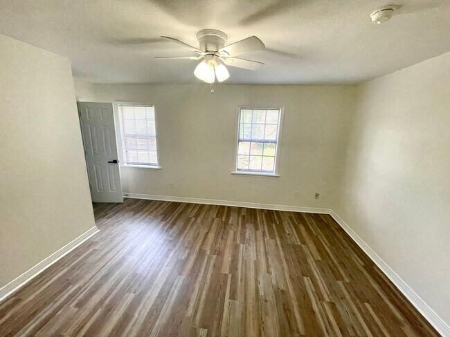 Building Photo - 2 Bed 1 Bath Townhome Available in NE Jack...