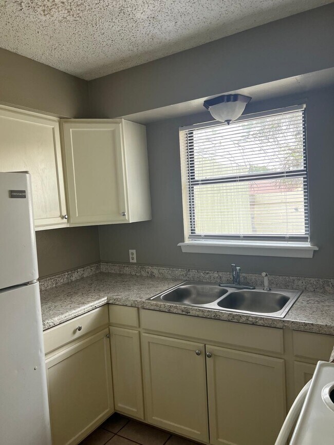 Building Photo - 901B Castle Heights Dr