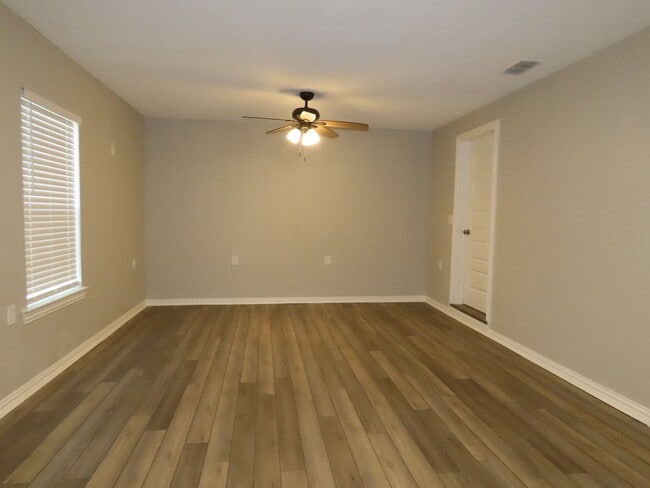 Building Photo - Newly Remodeled 4BR/1BA in Forest Hills Neighborhood