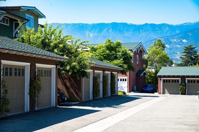 Building Photo - Beautiful Townhouse With Private Master Suite!!
