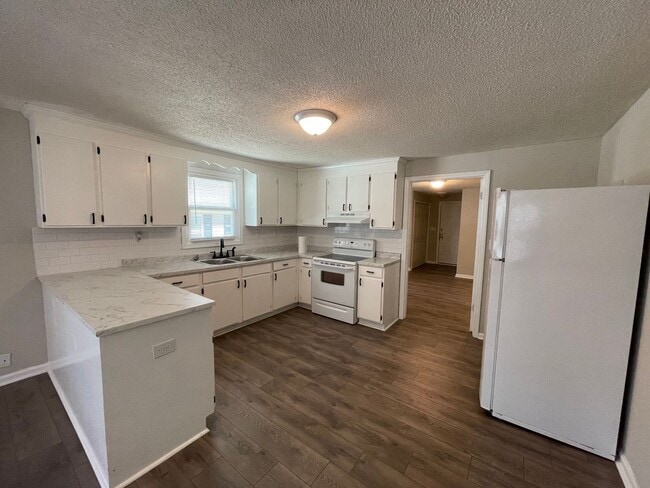 Building Photo - Charming 1BR/1BA Duplex with all the Upgra...