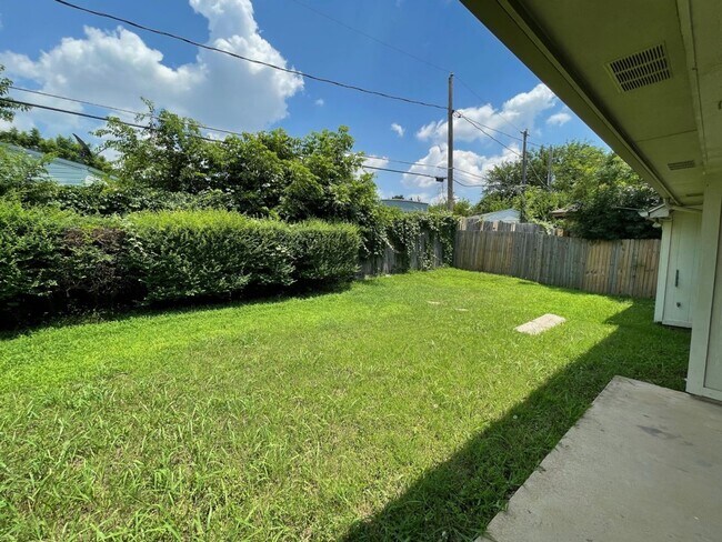Building Photo - 5903 Sterling Green Trail